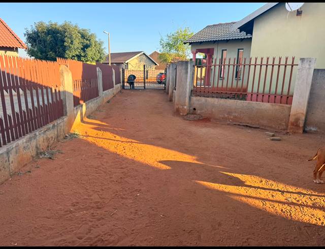 3 BEDROOM HOUSE FOR SALE IN TLHABANE WEST